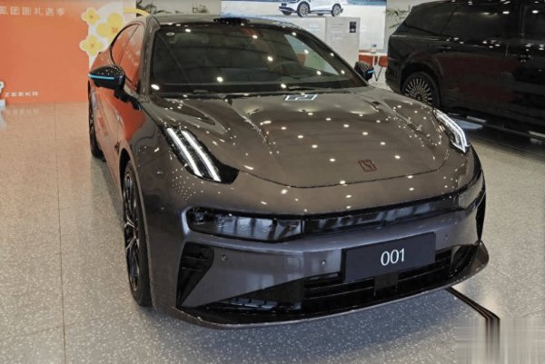 苏州恒泰配资 全新2026款极氪001内饰精装修，四驱版925马力“严重过剩”